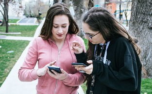 戴LV丝巾受访的女局长被查